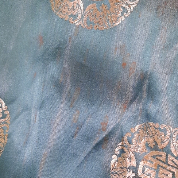 Elegant Green Satin Robe with Gold Accents - Picture 6 of 10